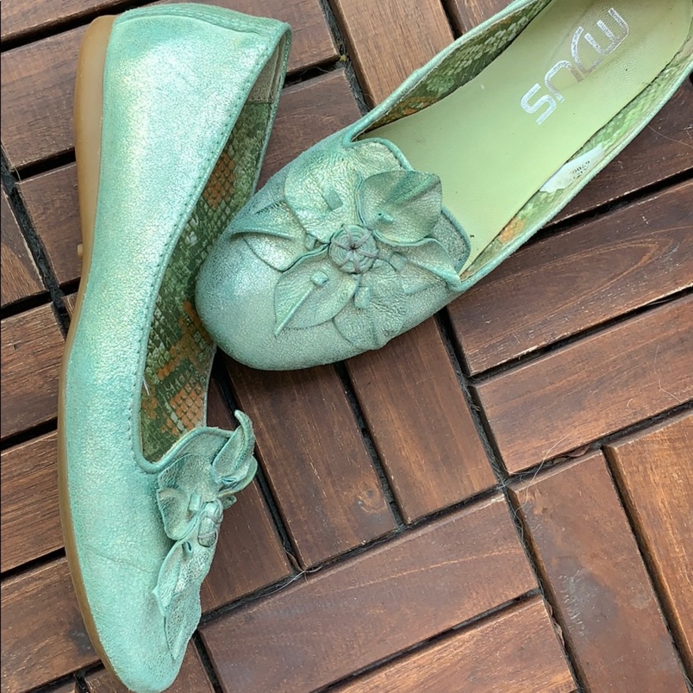 MJUS Flats